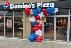 Girlanda balonowa Wrocław – Dekoracje balonowe na otwarcie Domino’s Wrocław