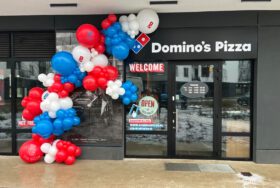 Girlanda balonowa na otwarcie nowego lokalu dla Domino’s Pizza.