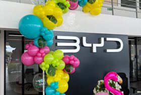 Dekoracje balonowe na premierę nowego samochodu BYD Dolphin Surf – balony na event firmowy w stylu hawajskim