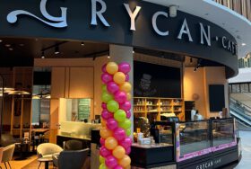 Kolumny balonowe dla Grycan Cafe we Wrocławiu – dekoracja promująca Wielką Loterię