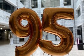 Złote cyfry z helem na 95. urodziny Renomy we Wrocławiu – balonowa oprawa jubileuszu