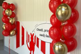 Balony z helem w kolorach złotym i czerwonym dla Kangu Self Storage – dekoracja firmowa we Wrocławiu