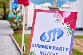Letnie dekoracje balonowe na Summer Party firmy Sii – Stara Odra Beach Bar, Wrocław