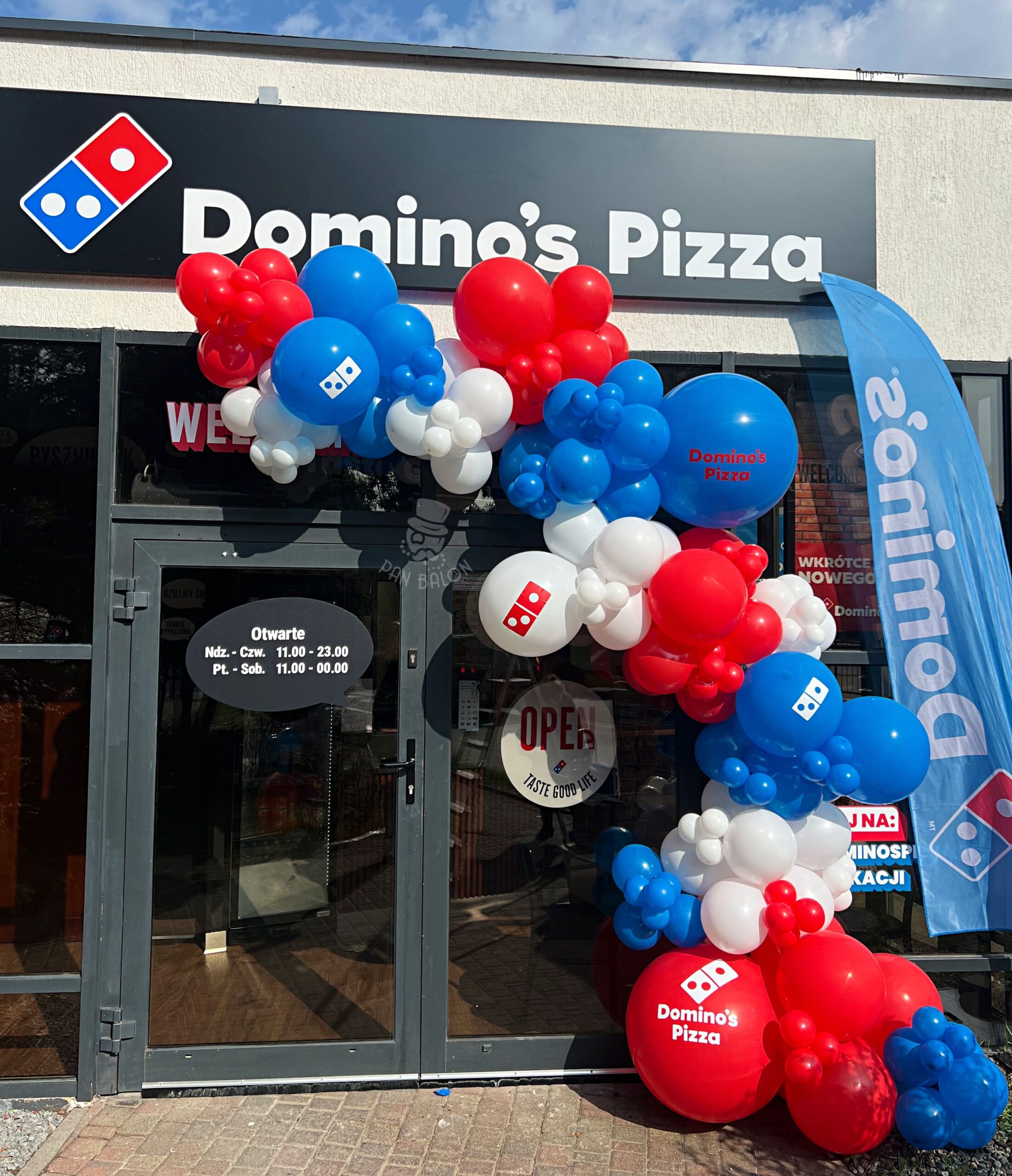 Dekoracja balonowa na otwarcie Domino’s Pizza w Poznaniu