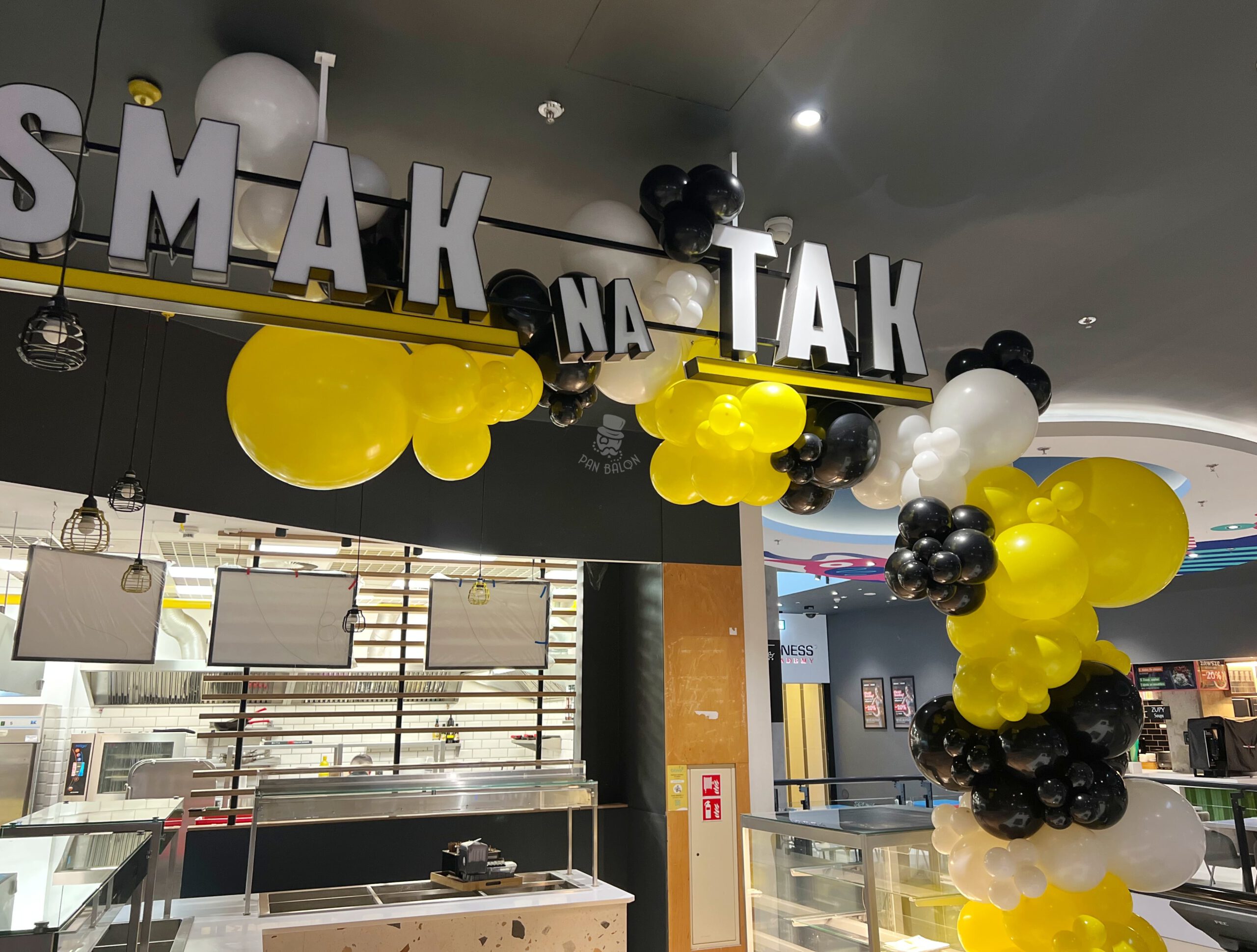 Dekoracja balonowa dla „Smak na Tak” – Pasaż Grunwaldzki, Wrocław