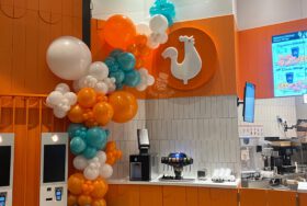 Dekoracja balonowa na otwarcie restauracji Popeyes w CH Serenada w Krakowie