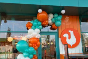 Otwarcie restauracji Popeyes w Częstochowie – dekoracje balonowe w firmowych barwach