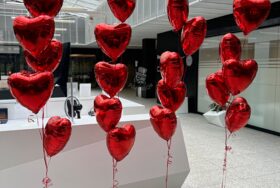 Walentynkowe dekoracje balonowe dla firmy – klasyczne czerwone serca z helem