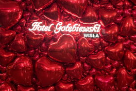 Walentynkowa strefa foto w Hotelu Gołębiewski Wisła – dekoracja balonowa dla gości hotelowych