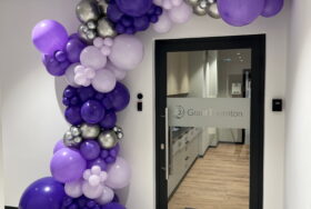 Dekoracje balonowe czyli girlanda balonowa oraz balony z helem z okazji urodzin firmy Grant Thornton we wrocławskim biurze