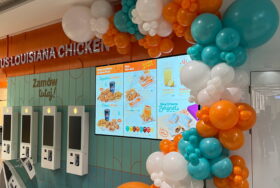 Dekoracja balonowa na otwarcie restauracji Popeyes w Opolu