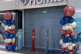 Urodziny sklepów Homla – balonowe kolumny organiczne – realizacja w 10 lokalizacjach w Polsce