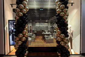 Czarno – złote kolumny na reotwarcie salonu Recman w Warszawie – Wola Park