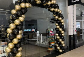 Elegancka oprawa wejścia – łuk balonowy – realizacja dla marki Tempur w Centrum Handlowym Magnolia we Wrocławiu