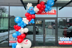 Otwarcie restauracji Domino’s Pizza w Sosnowcu – dekoracja balonowa strefy wejściowej