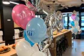 20-lecie Sii – balony z helem w biurze we Wrocławiu