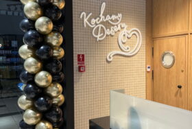 Reotwarcie Grycan we Wrocławiu – eleganckie kolumny balonowe w Pasażu Grunwaldzkim