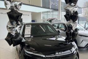 Premiera modelu BYD Atto 2 we Wrocławiu – helowe bukiety balonowe w salonie