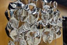 Balony gwiazdy z helem jako dekoracja przestrzeni biurowej