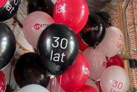Balony z logo i helem na jubileusz firmy Inmed – Zamek Topacz