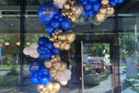 40- lecie firmy Archicom – girlanda balonowa i balony z helem w salonie sprzedaży