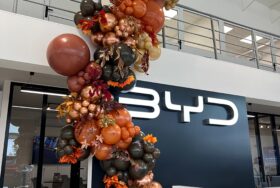 Jesienna girlanda balonowa w salonie BYD Wrocław